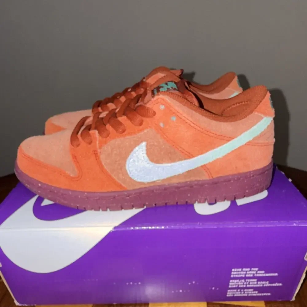 Size 5 / 6.5W Nike SB Dunk Low Pro PRM Mystic Red Emerald Rise DV5429-601 OG Box